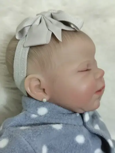Muñeca reborn bebé con pijama azul - miniatura 2