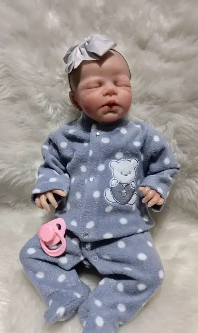 Muñeca reborn bebé con pijama azul - miniatura 3