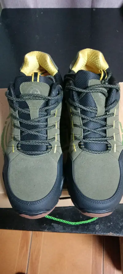 Zapatillas outdoor verde y negro con suela antideslizante - miniatura 1