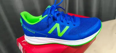 Zapatillas deportivas New Balance azul y verde para niños - miniatura 1