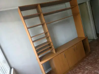 Estante de madera con puertas y repisas - miniatura 1