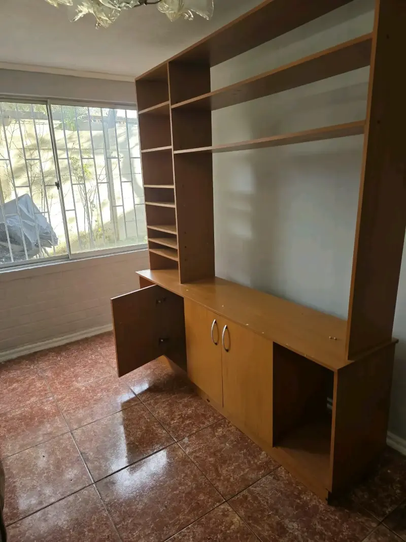 Estante de madera con puertas y repisas - 2