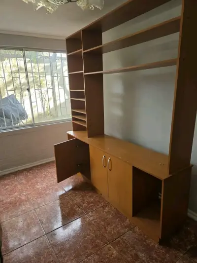 Estante de madera con puertas y repisas - miniatura 2