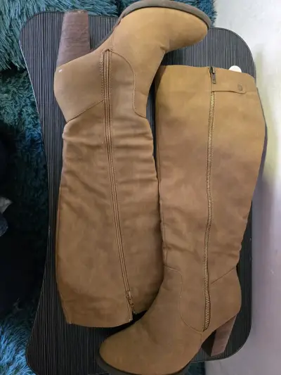 Botas largas de cuero sintético color camel - miniatura 1