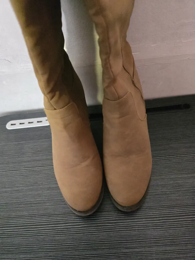 Botas largas de cuero sintético color camel - 3