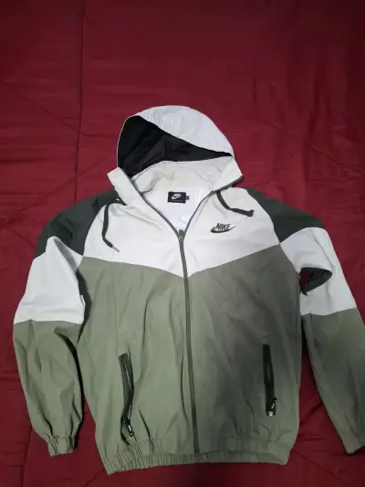 Chaqueta cortaviento Nike verde y blanca - miniatura 1