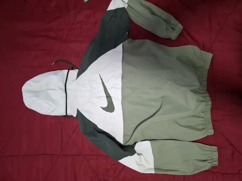 Chaqueta cortaviento Nike verde y blanca - 2