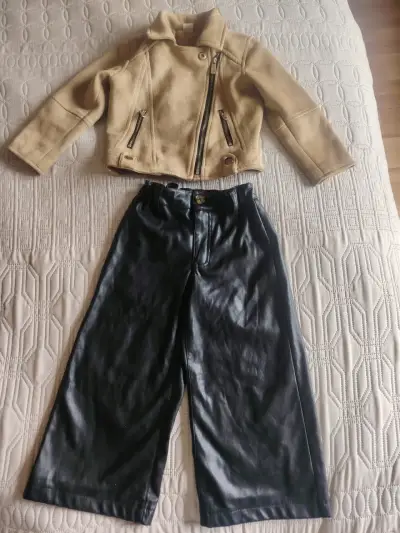 Conjunto infantil chaqueta beige y pantalón negro - miniatura 1