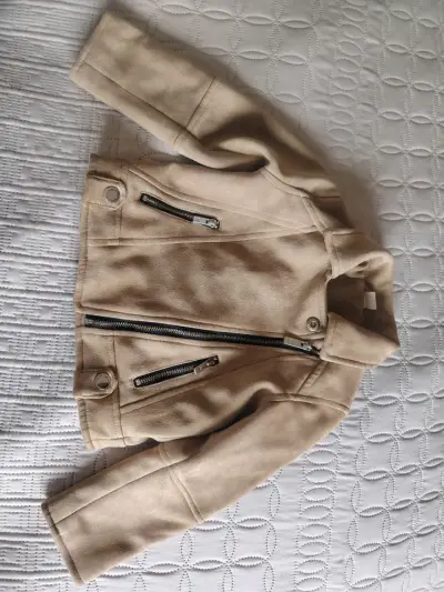 Conjunto infantil chaqueta beige y pantalón negro - miniatura 2