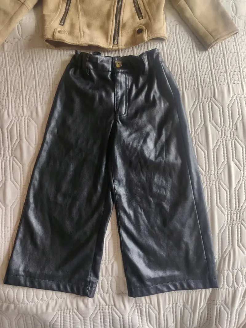 Conjunto infantil chaqueta beige y pantalón negro - 3
