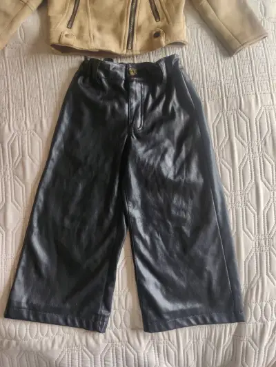 Conjunto infantil chaqueta beige y pantalón negro - miniatura 3