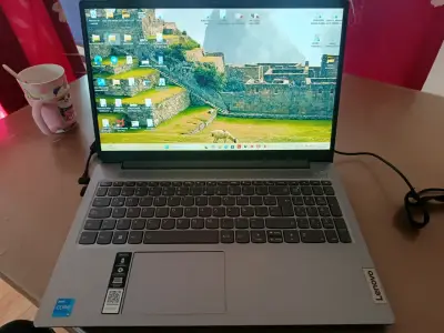 Notebook Lenovo IdeaPad Slim 3 15.6'' i5 16GB RAM - miniatura 1