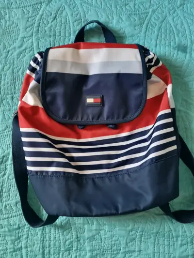 Mochila Tommy Hilfiger rayada azul y roja - miniatura 1