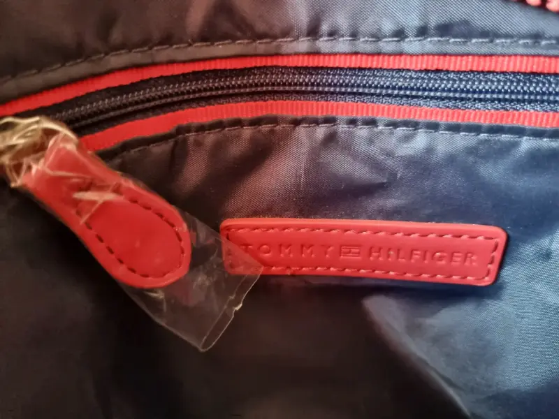 Mochila Tommy Hilfiger roja con diseño moderno - 3