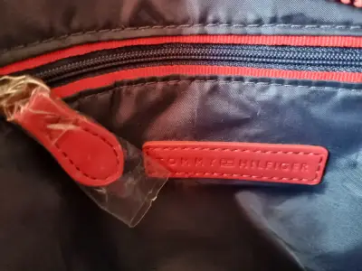Mochila Tommy Hilfiger roja con diseño moderno - miniatura 3
