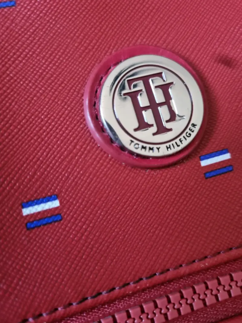 Mochila Tommy Hilfiger roja con diseño moderno - 4