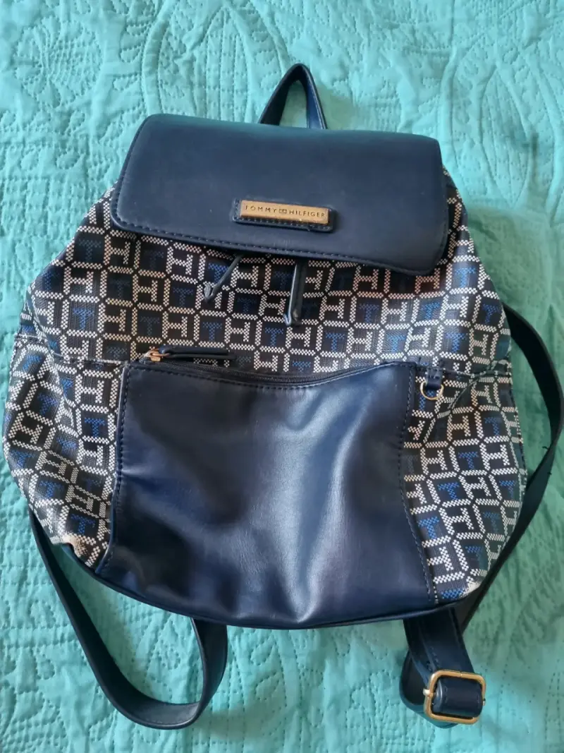 Mochila Tommy Hilfiger azul con diseño geométrico - 1