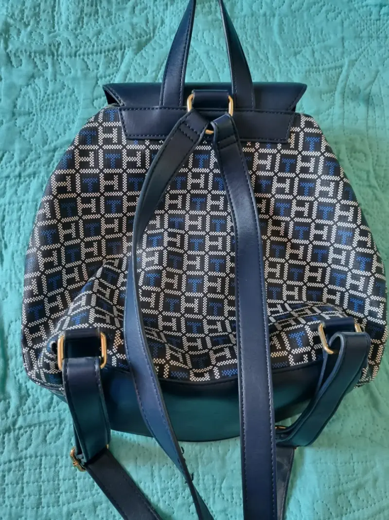 Mochila Tommy Hilfiger azul con diseño geométrico - 2