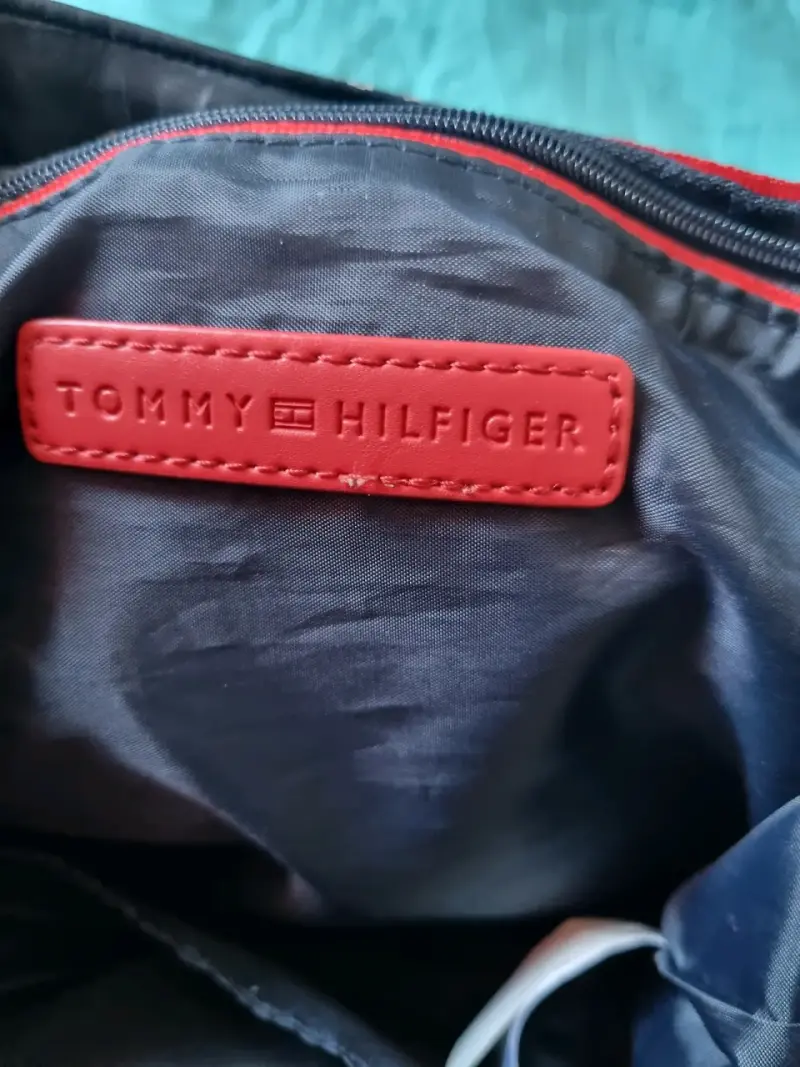Mochila Tommy Hilfiger azul con diseño geométrico - 3