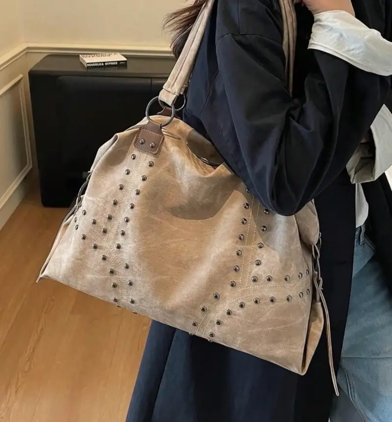 Bolso de mano beige con tachuelas - 2