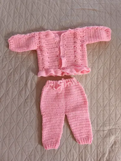 Conjunto tejido a crochet para bebé color rosado - miniatura 1