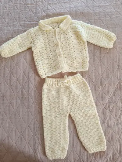Conjunto tejido a crochet para bebé color crema - miniatura 1