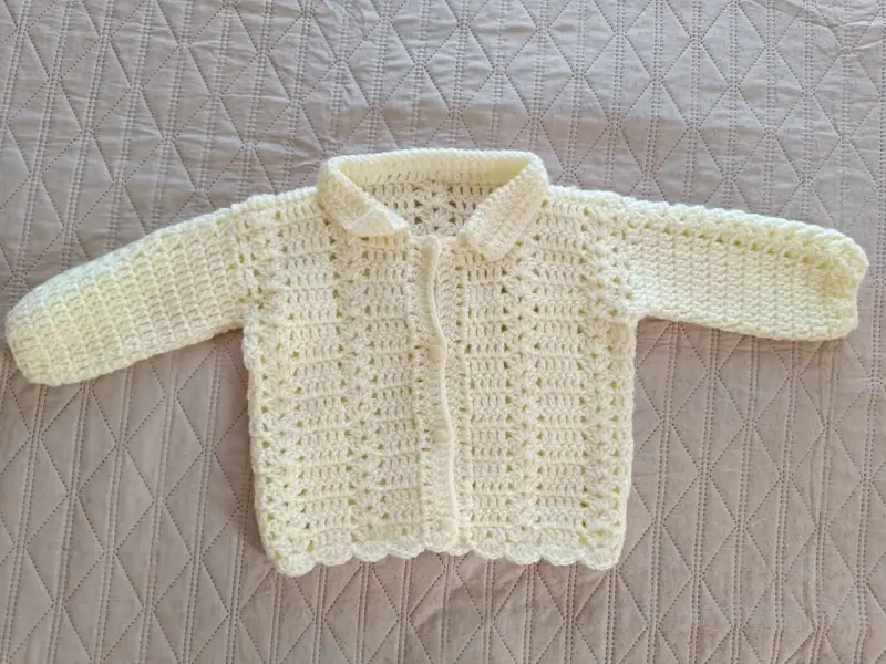 Conjunto tejido a crochet para bebé color crema - 2