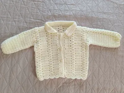 Conjunto tejido a crochet para bebé color crema - miniatura 2