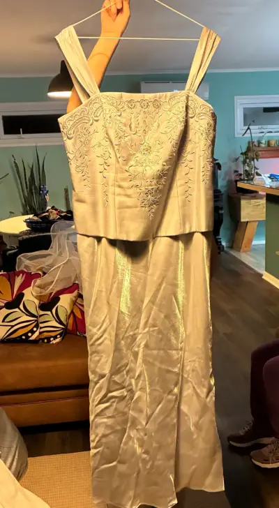 Vestido de fiesta largo con bordados elegantes - miniatura 1