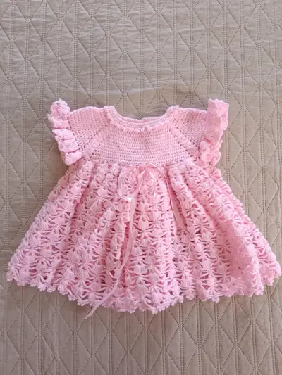 Vestido tejido a crochet para bebé color rosa - miniatura 1