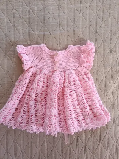 Vestido tejido a crochet para bebé color rosa - miniatura 2