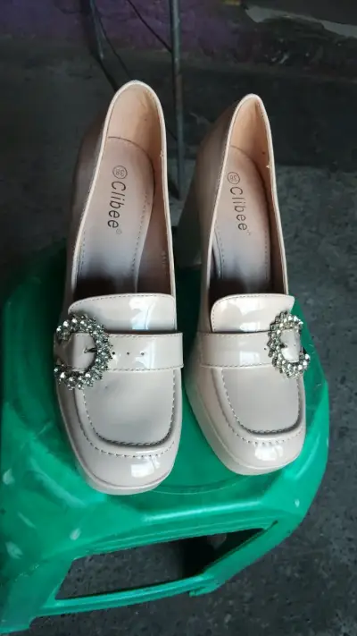 Zapatos de tacón beige con hebilla Clibee - miniatura 1