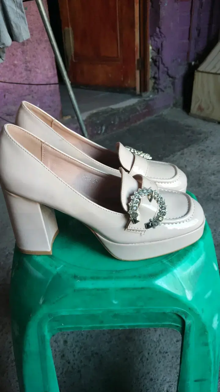 Zapatos de tacón beige con hebilla Clibee - 2