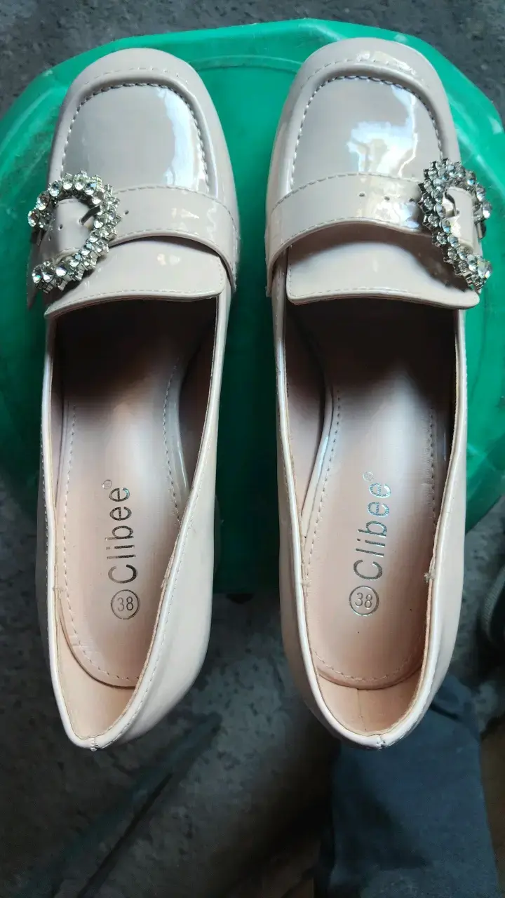 Zapatos de tacón beige con hebilla Clibee - 3