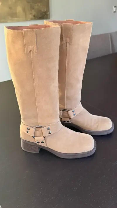 Botas de gamuza beige con hebillas decorativas - miniatura 1