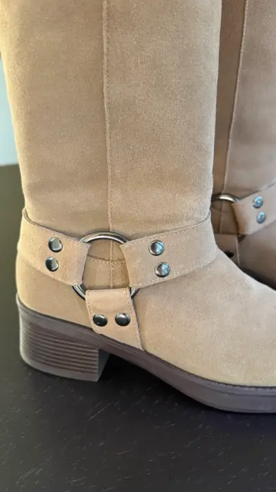 Botas de gamuza beige con hebillas decorativas - miniatura 2