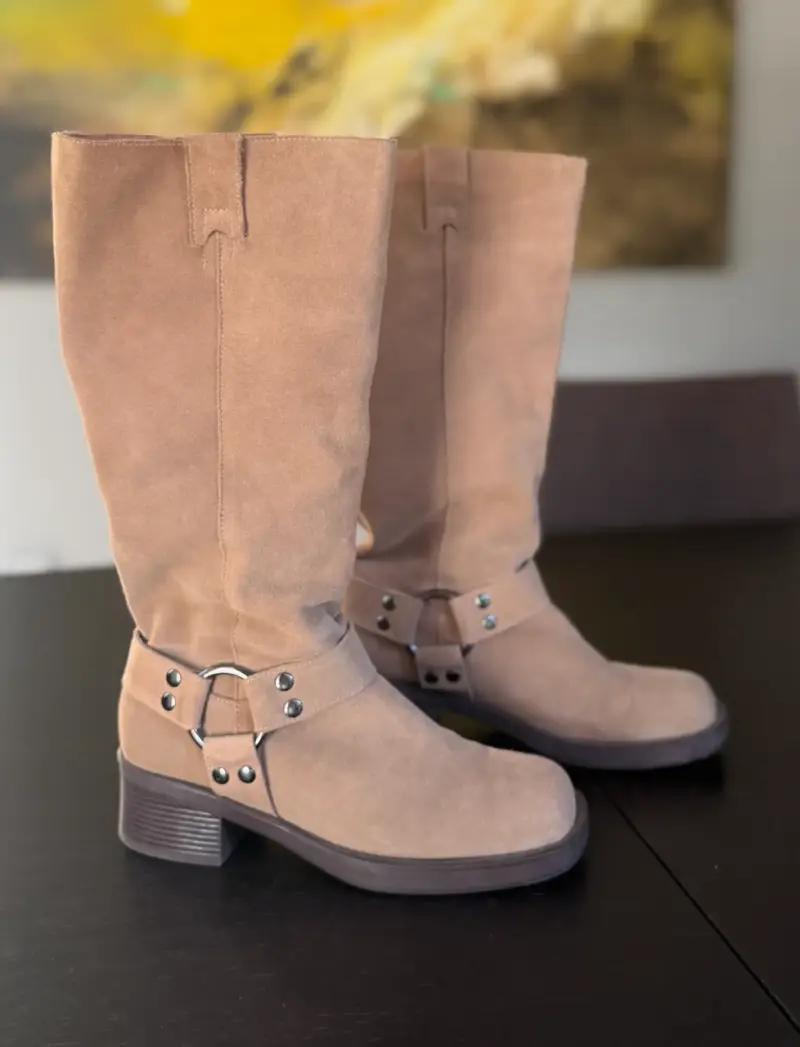 Botas de gamuza beige con hebillas decorativas - 3