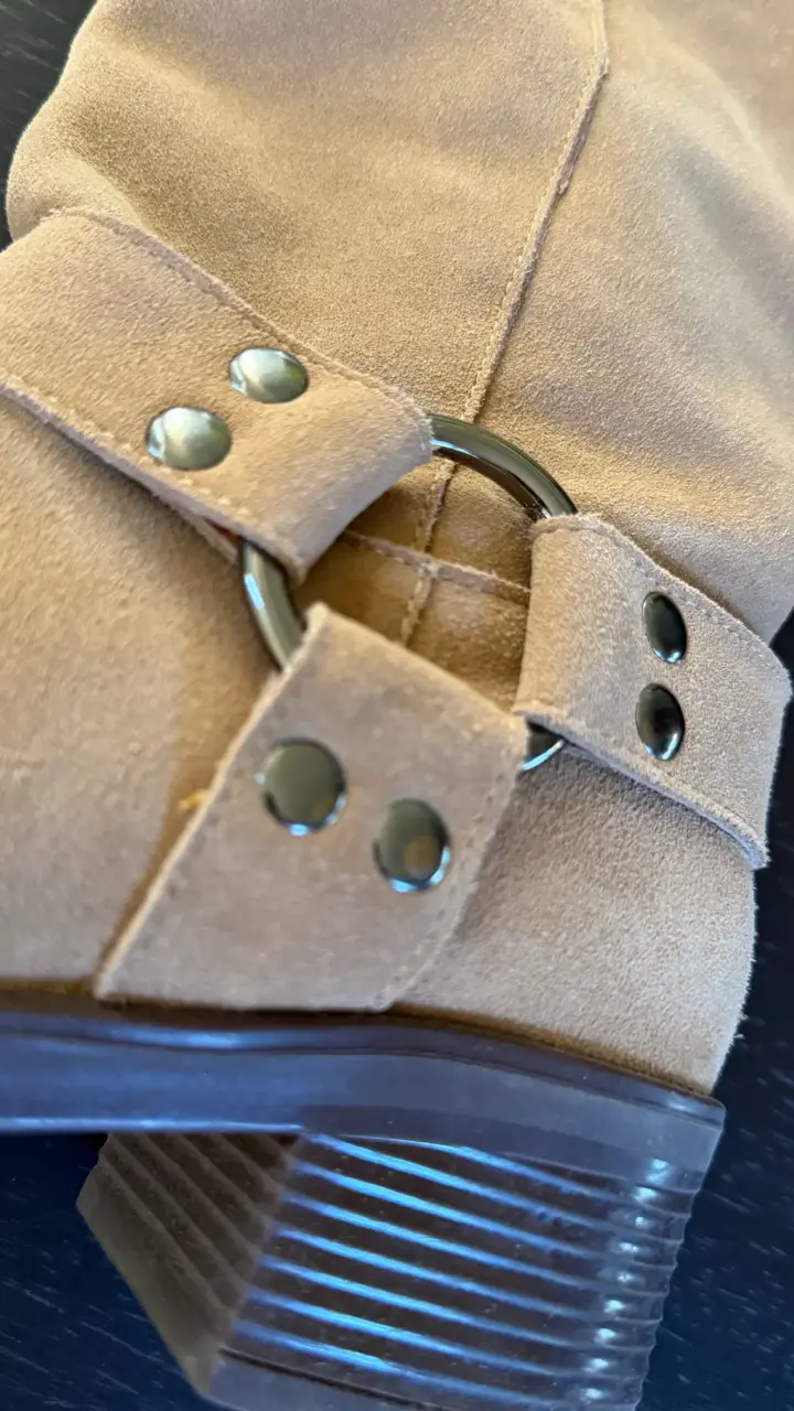 Botas de gamuza beige con hebillas decorativas - 6