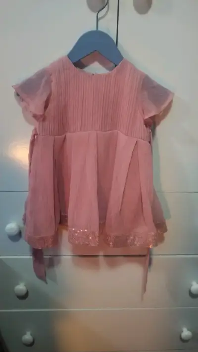 Vestido rosado para niña con detalles brillantes - miniatura 1