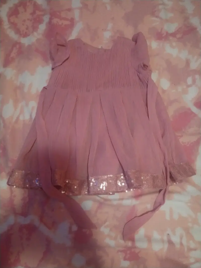 Vestido rosado para niña con detalles brillantes - 2