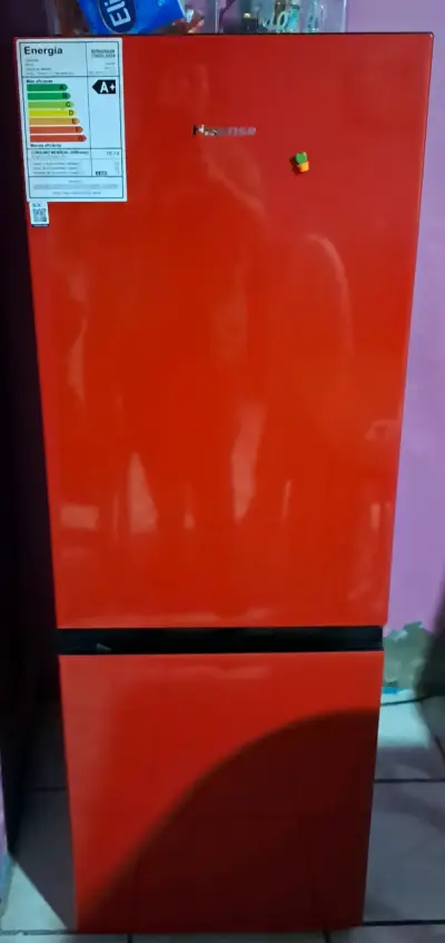 Refrigerador Hisense rojo con puerta reversible - miniatura 1