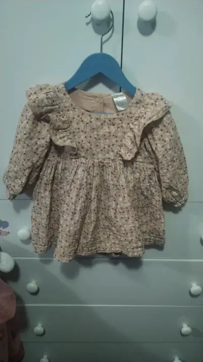 Vestido infantil floral con volantes - miniatura 1