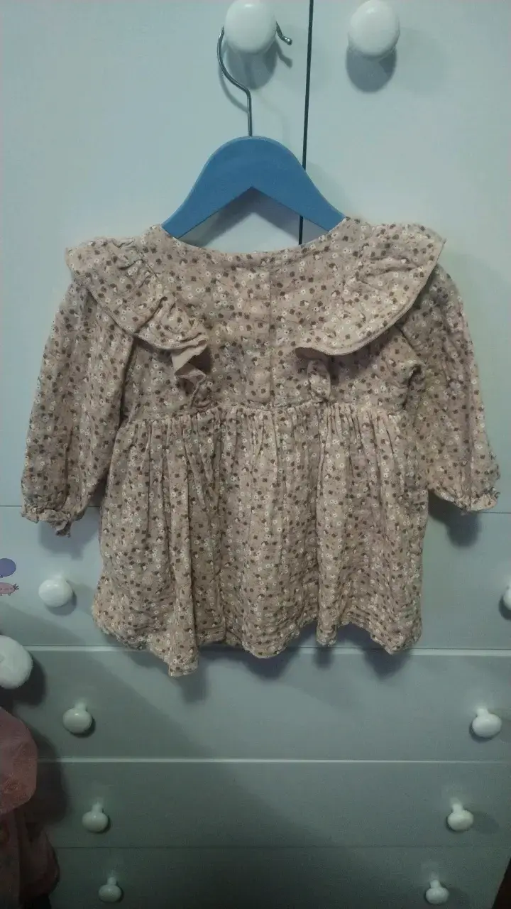 Vestido infantil floral con volantes - 2