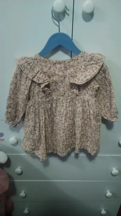 Vestido infantil floral con volantes - miniatura 2
