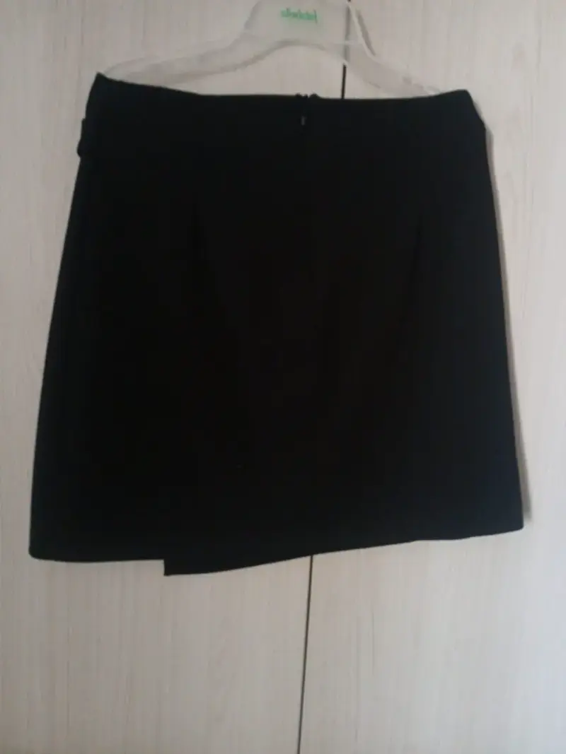 Falda negra con hebilla metálica - 2