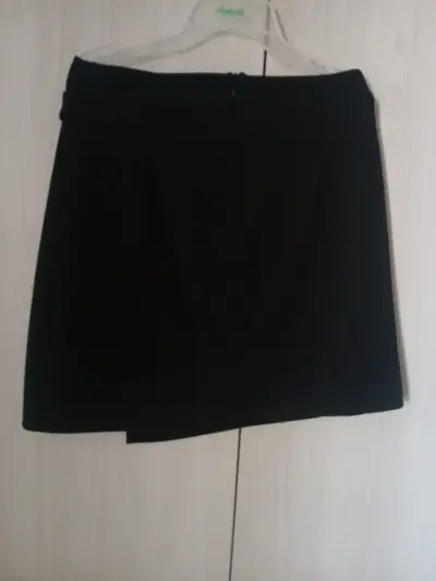 Falda negra con hebilla metálica - miniatura 2