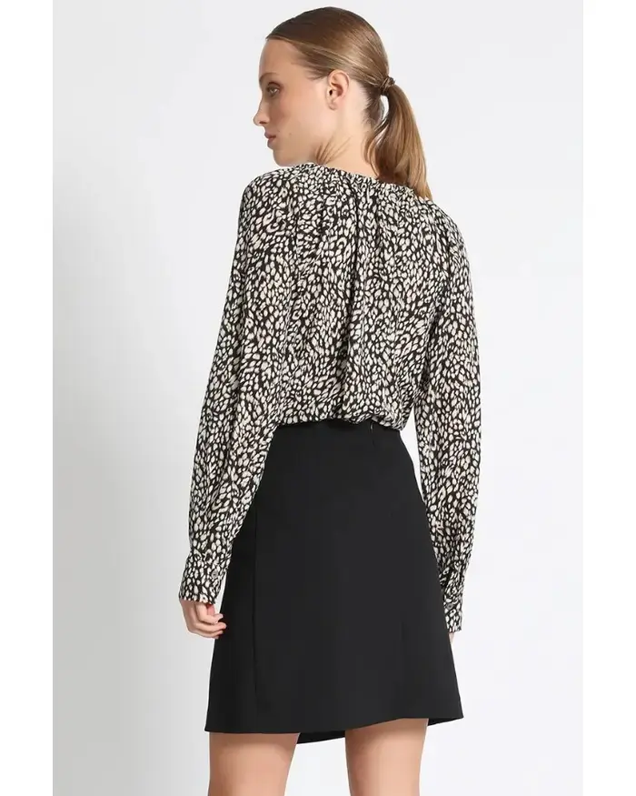 Falda negra con hebilla metálica - 6