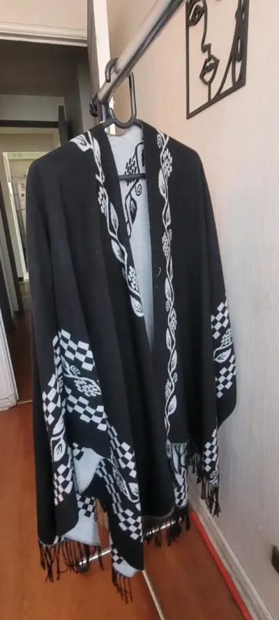 Poncho reversible negro y gris con diseño étnico - miniatura 1