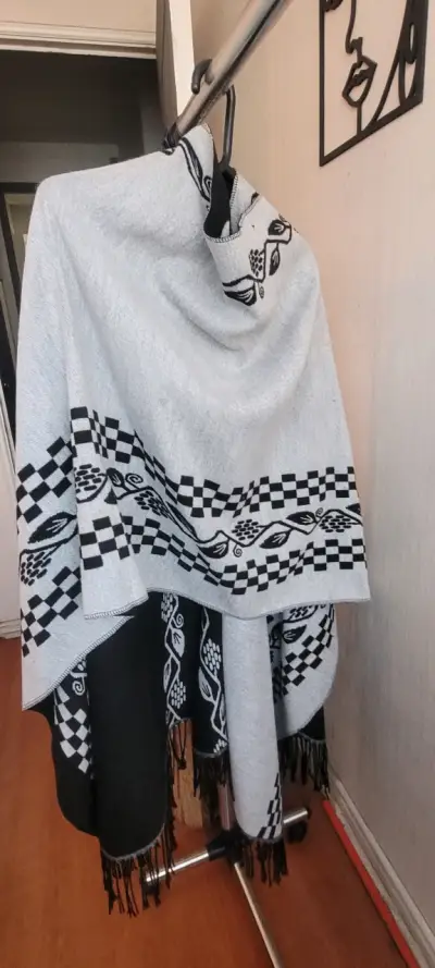 Poncho reversible negro y gris con diseño étnico - miniatura 2