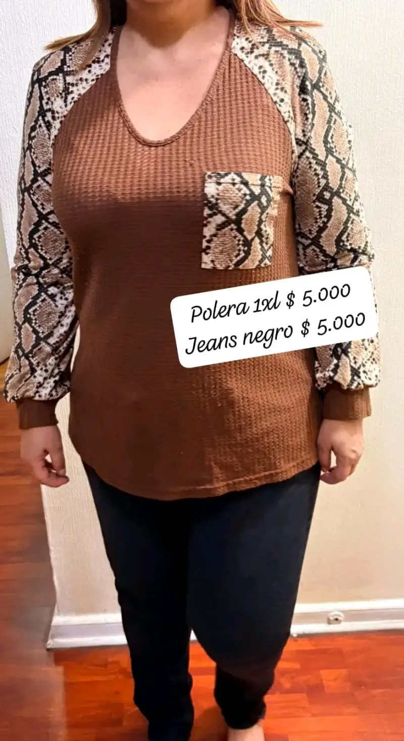 Polera negra con estampado animal print - 2